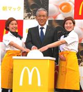 「朝マック」強化策を発表する日本マクドナルドの原田泳幸社長（中央）＝１７日、東京都新宿区