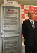 新型サーバを紹介する富士通の豊木則行常務＝１８日、東京都千代田区
