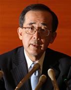 金融政策決定会合後、記者会見する日銀の白川総裁＝２２日午後、日銀本店（桐原正道撮影）