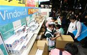 「ウィンドウズ８」発売にあわせて深夜に店を開けたパソコンショップ＝１０月２６日、東京・秋葉原（古厩正樹撮影）