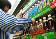 都内のコンビニエンスストアに並ぶ特定保健用食品の各種炭酸飲料＝東京都品川区