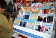 家電量販店には従来型携帯電話のコーナーも設けられている＝東京都千代田区の「ヨドバシカメラマルチメディアＡｋｉｂａ」