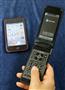 「ガラケー」と呼ばれる従来型の携帯電話（右）とスマートフォン（左）