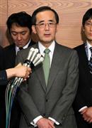 辞職表明し、報道陣の取材に応じる、日銀の白川方明総裁＝２月５日、日銀