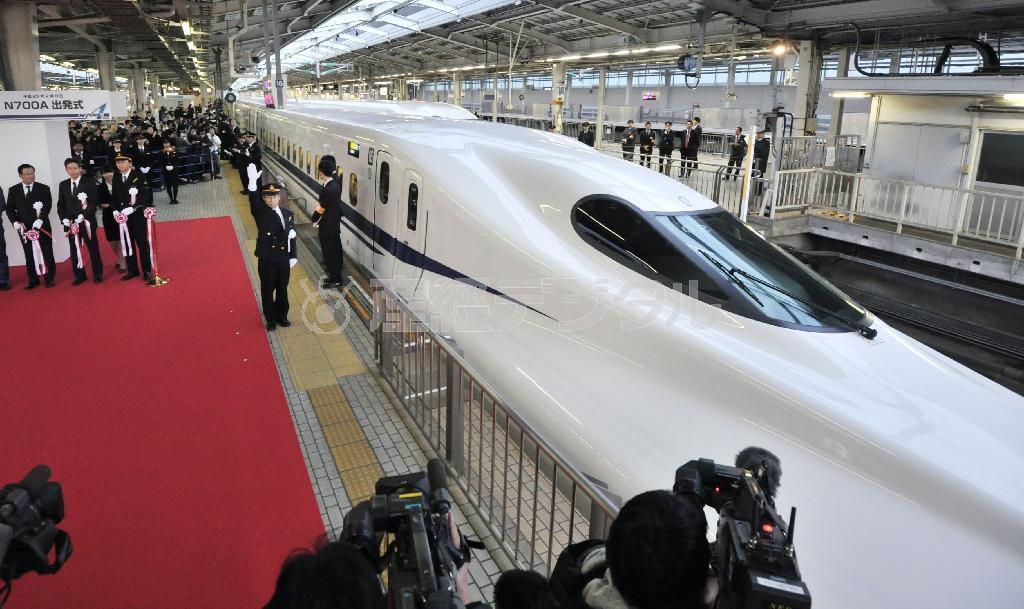 新大阪駅を出発するＪＲ東海の新型車両Ｎ７００Ａ新幹線＝８日午前７時