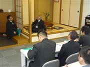 研修センターに設けられた家屋で、訪問営業の研修を受ける社員＝愛知県刈谷市（内山智彦撮影）