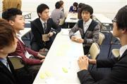 グループに分かれ、グローバル人材にはどんな能力が求められるのか、討論を行った＝２０１３年（５大学合同＿有志学生記者撮影）