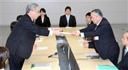 春闘の要求書を日立製作所の御手洗尚樹常務（左）に提出する、日立製作所労働組合の仲谷薫中央執行委員長（右）＝１４日、東京都千代田区
