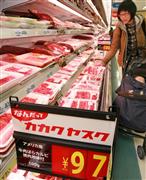 米国産牛肉の輸入規制緩和を受け、値下げ販売を始めた食肉売り場＝堺市西区の西友上野芝店（松永渉平撮影）