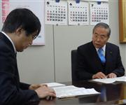 電気料金の値上げ計画を資源エネルギー庁の高原一郎長官（左）に説明する四国電力の千葉昭社長＝２０日、東京・霞が関の経産省