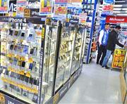 米アップルのスマートフォンを中心に中古携帯電話を取り扱う店が増えている＝東京・秋葉原の「ソフマップ秋葉原リユース総合館」