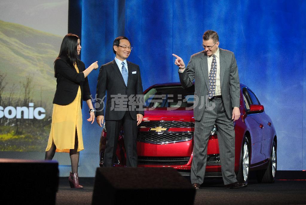 ＣＥＳの基調講演で、米ゼネラル・モーターズ（ＧＭ）との業務提携を発表するパナソニックの津賀一宏社長（中央）＝１月、米ラスベガス（ＡＰ）