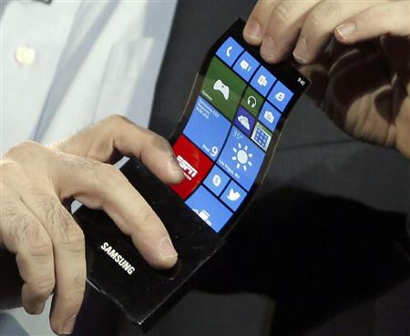 サムスン電子は画面を曲げられるスマートフォンの試作機を公開した＝１月、米ラスベガス（ＡＰ）