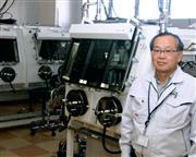 研究所内の機器を説明する雨堤徹氏。規模は大きくはないが「やれることはいくらでもある」と話す＝兵庫県洲本市