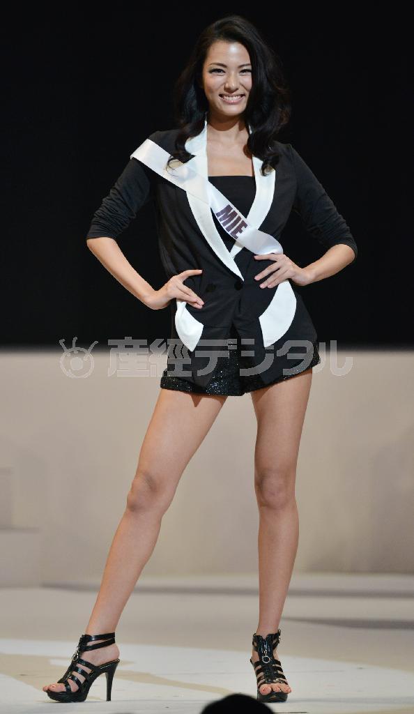 ミス・ユニバース・ジャパンに輝いた松尾幸実さん。オープニングでは美脚を披露した＝東京・丸の内（撮影・戸加里真司）