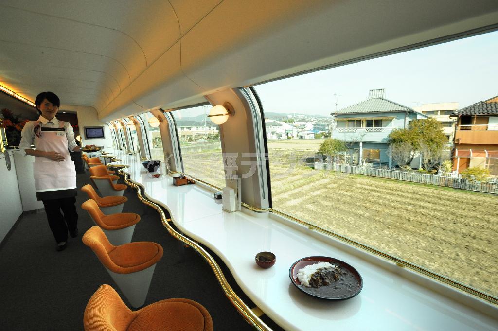 近鉄が新たに運転を始める観光特急「しまかぜ」のカフェ車両＝７日午前、奈良県内（柿平博文撮影）
