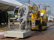 日立ＧＥニュークリア・エナジーが報道陣に公開した除染ロボット「Ａｒｏｕｎｄｅｒ（アラウンダー）」のデモンストレーション＝８日、茨城県日立市の日立製作所臨海工場