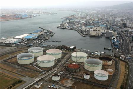 南海トラフ地震で津波被害が予想される臨海部のコンビナートなど＝１８日午後、静岡市で共同通信社ヘリから