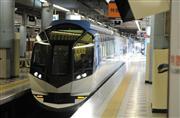 近鉄が運転を始める観光特急「しまかぜ」（柿平博文撮影）