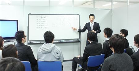 「就活の目標を内定を獲得することではない」と講演する人材コンサルタントの稲井田将行さん＝２０１２年１２月２２日、埼玉県さいたま市のアウトスタンディング本社（４大学合同＿有志学生記者撮影）