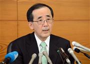 退任の記者会見をする日銀の白川方明総裁＝１９日午後（宮川浩和撮影）