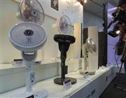 シャープが発売する温度や湿度を見張る機能がついた扇風機＝２２日、東京都港区