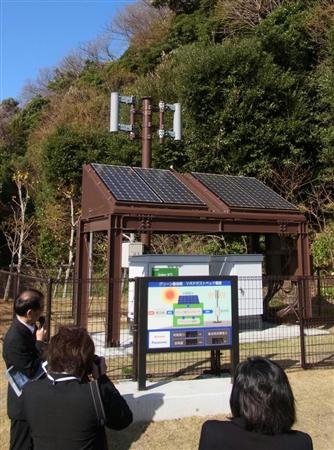 太陽光発電と蓄電池を組み合わせ、省電力を志向したドコモの「グリーン基地局」＝２２日、神奈川県横須賀市のドコモＲ＆Ｄセンター（渡部一実撮影）