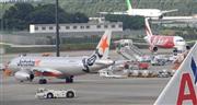 成田空港に今年夏、相次ぎ就航した国内系格安航空会社（ＬＣＣ）のジェットスター・ジャパン、エアアジア・ジャパンの旅客機