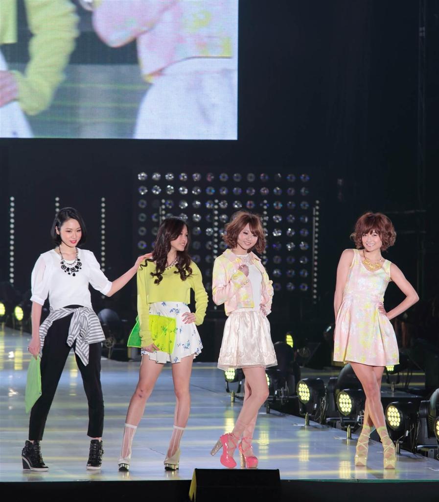 「関西コレクション」のステージに立つ「うめはんメイツ」＝大阪市西区の京セラドーム大阪（阪急阪神百貨店提供）