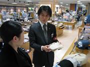 紳士用品売り場で対応にあたる清水大介さん＝高島屋堺店（堺市堺区）