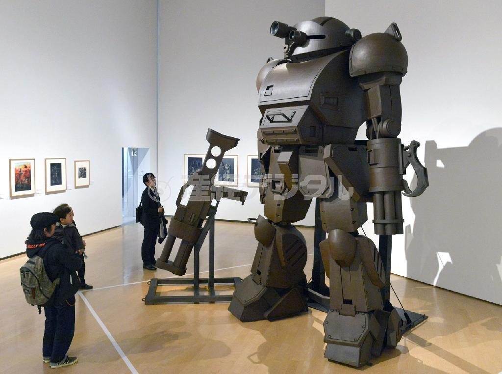 内覧会で実物大のスコープドッグを見物する人ら＝２２日午後、神戸市中央区（甘利慈撮影）