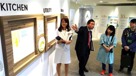 三井不動産レジデンシャルが４月１０日にオープンするマンション業界初の体感型施設「パークホームズイマジネーションミュージアム」。写真は台所などの電気料金を説明する展示物＝３月２７日午前１１時３５分ごろ、東京都中央区佃（西川博明撮影）