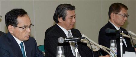 株式公開買い付けについて記者会見する（左から）イオンの岡田元也社長、丸紅の岡田大介常務執行役員、ダイエーの桑原道夫社長＝２７日午後、東京都千代田区