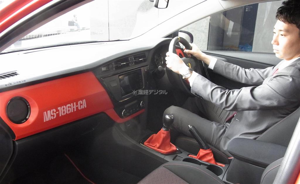 ダッシュボードにも「ＭＳ－１８６Ｈ－ＣＡ」の文字が躍る。シャア専用オーリス式モビルスーツの意味だ＝神戸市中央区の兵庫県立美術館