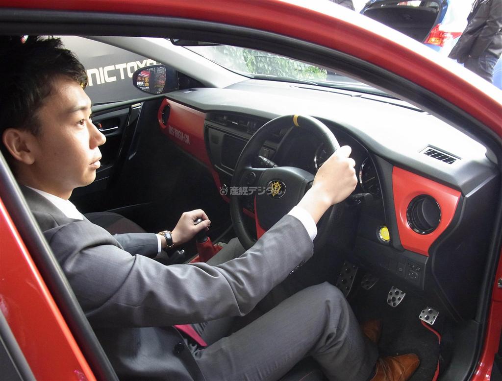 シャア専用オーリスの運転席。つや消しレッドが内装のポイントだ＝神戸市中央区の兵庫県立美術館