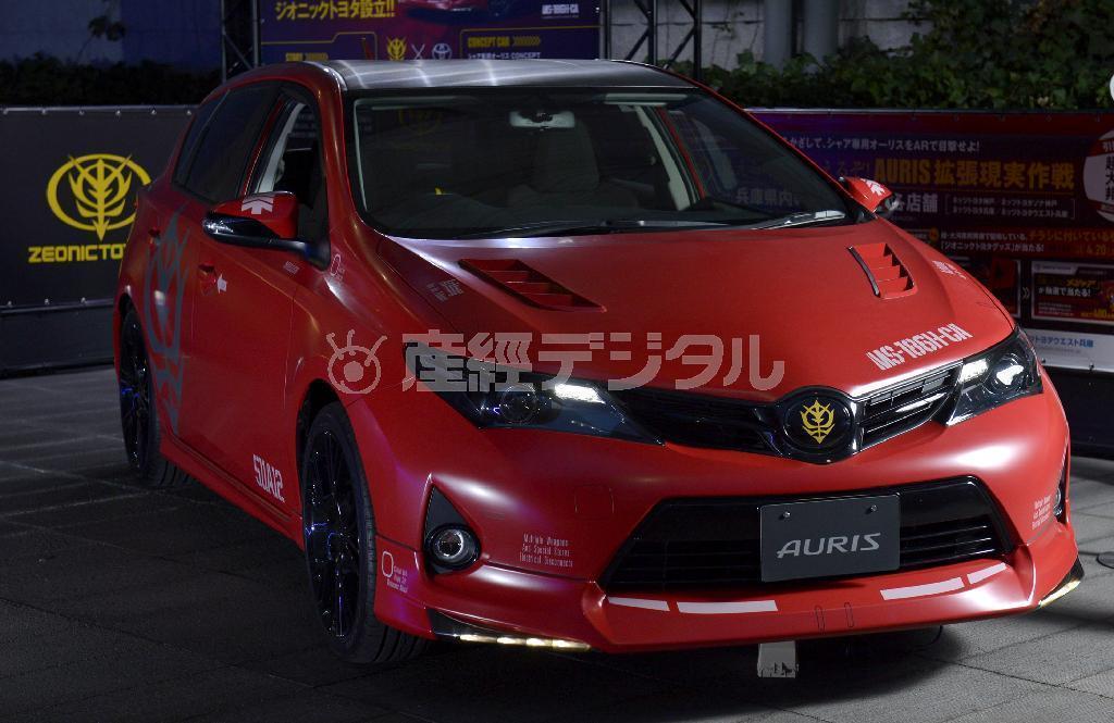 トヨタが市販を目指す「シャア専用オーリス」＝神戸市中央区の兵庫県立美術館（甘利慈撮影）