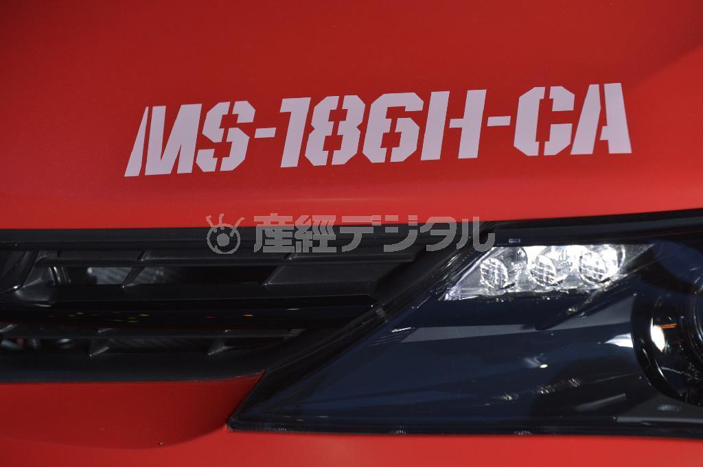 トヨタが市販する「シャア専用オーリス」のフロント部分＝神戸市中央区の兵庫県立美術館（甘利慈撮影）