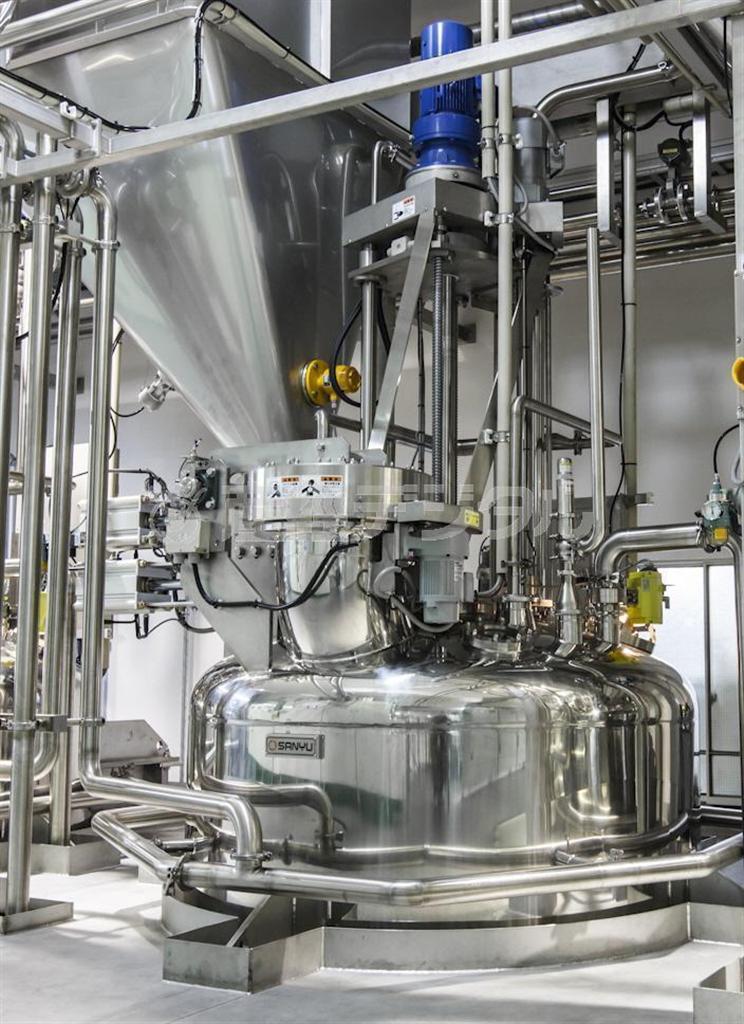 コーヒーを抽出する機械。機能美がたまらない＝ＵＣＣ滋賀工場