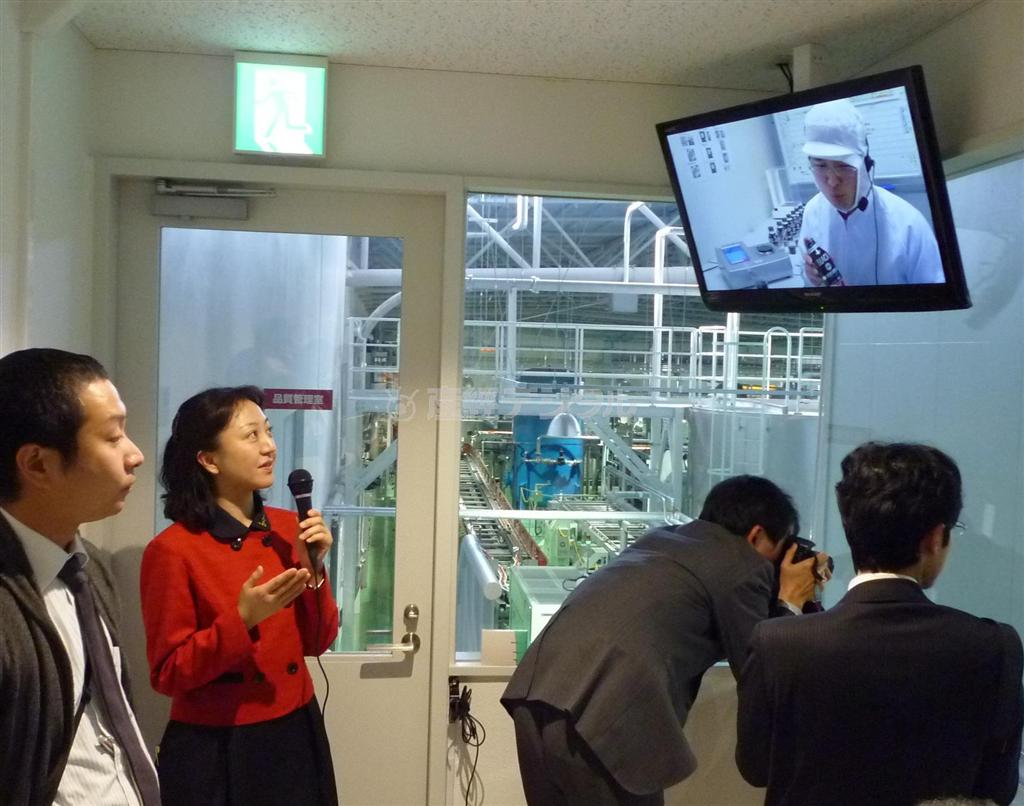 モニターを通して品質管理室の担当者と対話できる