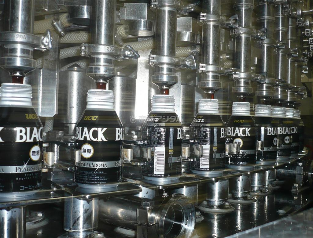 缶にコーヒーを充填する工程。機能美がたまらない＝ＵＣＣ滋賀工場