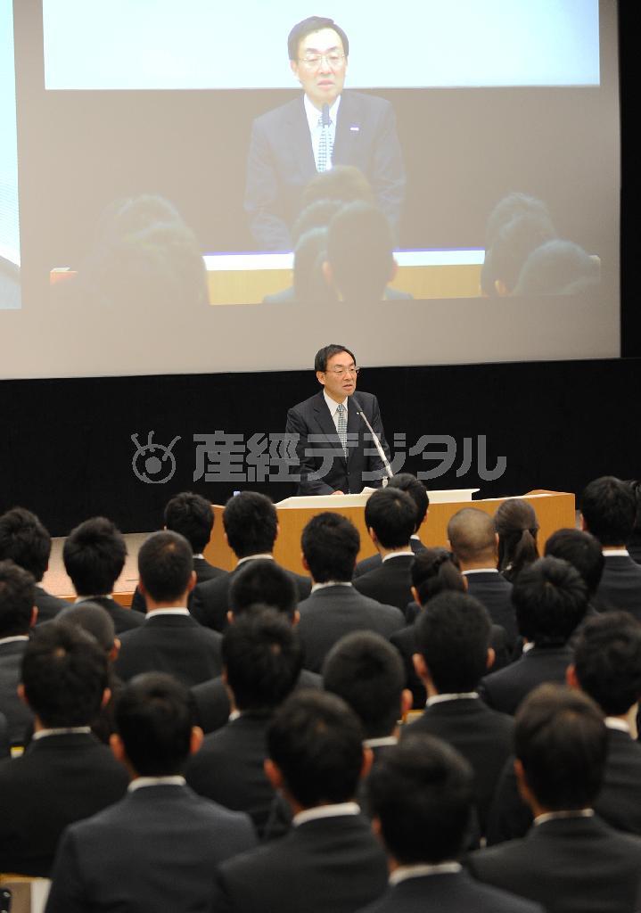 パナソニック入社式で、新入社員を前に挨拶をする津賀一宏社長＝１日午前、大阪府門真市（大塚聡彦撮影）