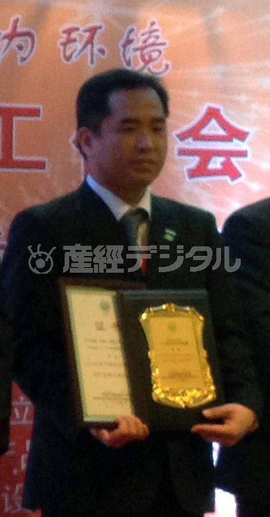 新商品重点推薦賞を受け取ったパナソニックの担当者（パナソニック提供）