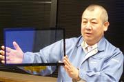 亀岡工場で基幹部品をつくり、中国の工場で組み立てたグンゼのノートパソコン用タッチパネル＝３日、京都府亀岡市