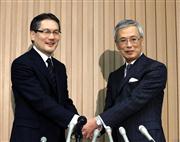 資生堂社長交代会見。会見後握手を交わす、社長を兼務する前田新造会長（右）と体調不良で社長を退任し相談役に就任する末川久幸社長（左）