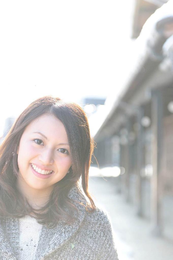 牧之通りを紹介する五十嵐瑞季さん＝「美女旅（冬編）」から（h design project提供）