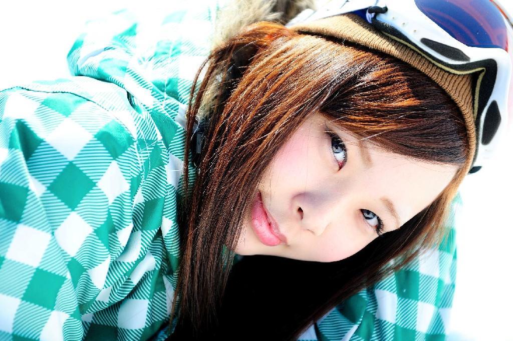 六日町スキーリゾートを紹介する高橋桜さん＝「美女旅（冬編）」から（h design project提供）