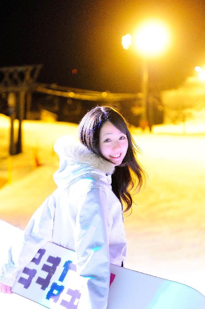 石打丸山スキー場のナイトスキーを紹介する阿部美優さん＝「美女旅（冬編）」から（h design project提供）