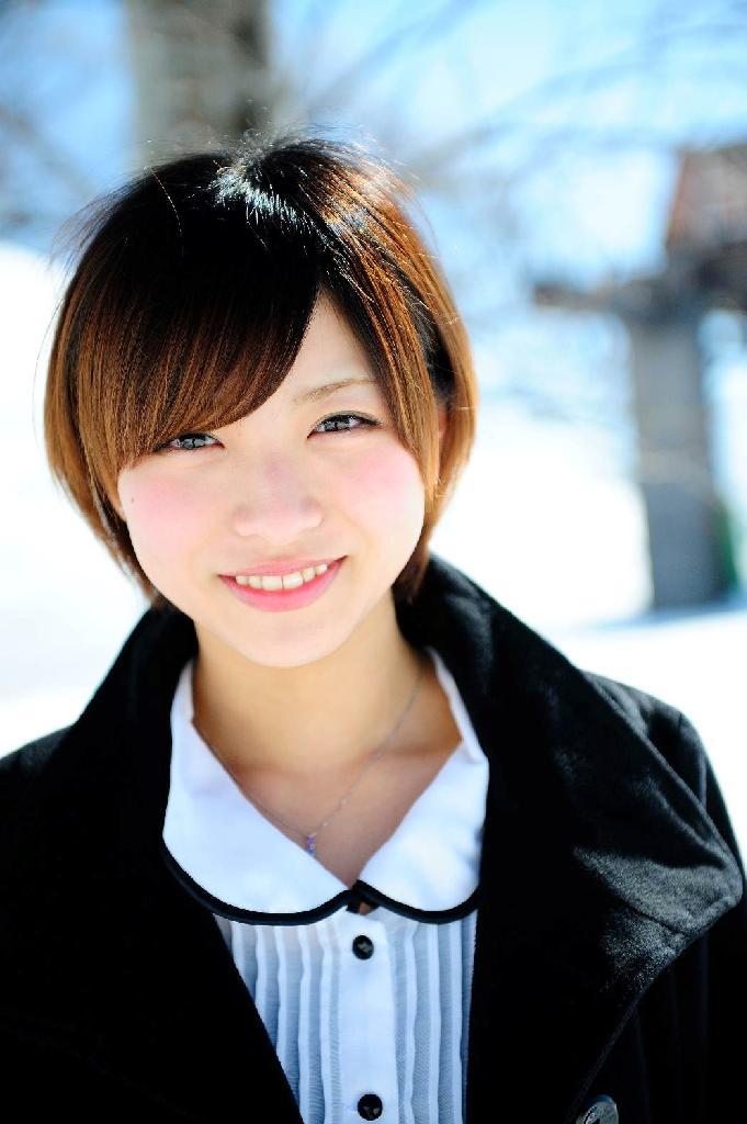 八海山で撮影する上野泰代さん（h design project提供）