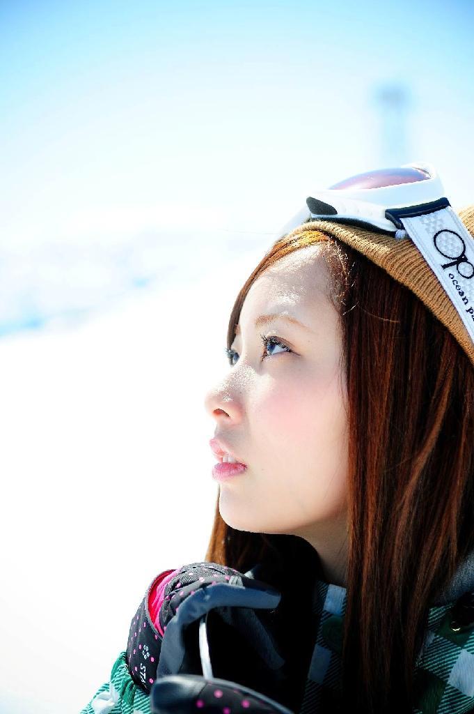 六日町スキーリゾートを紹介する高橋桜さん＝「美女旅（冬編）」から（h design project提供）