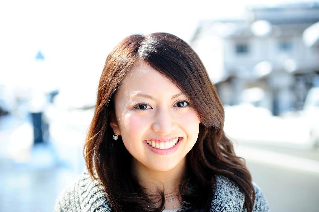 牧之通りを紹介する五十嵐瑞季さん＝「美女旅（冬編）」から（h design project提供）